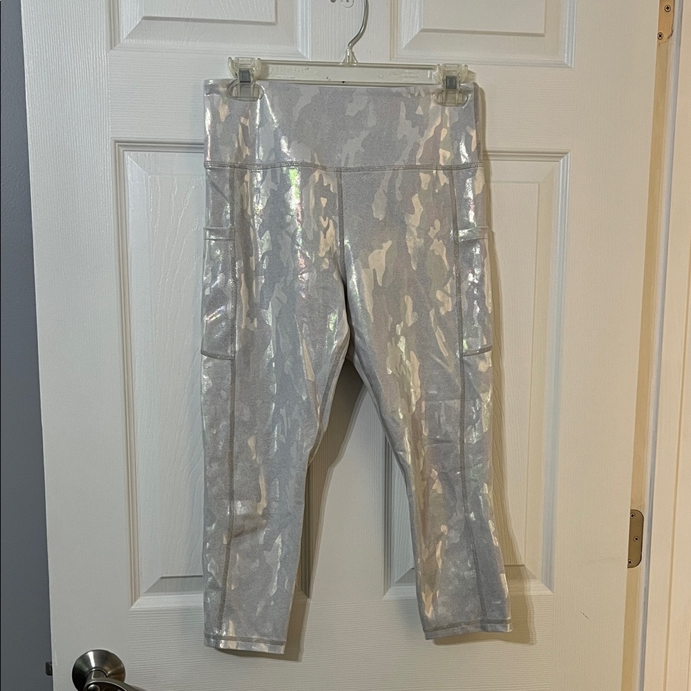 Zyia metallic camo pocket light n tight capri